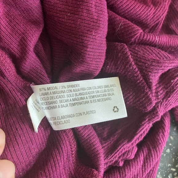 Stretchy, flowy maroon top with a deep V-neck, size XL - Picture 4 of 8